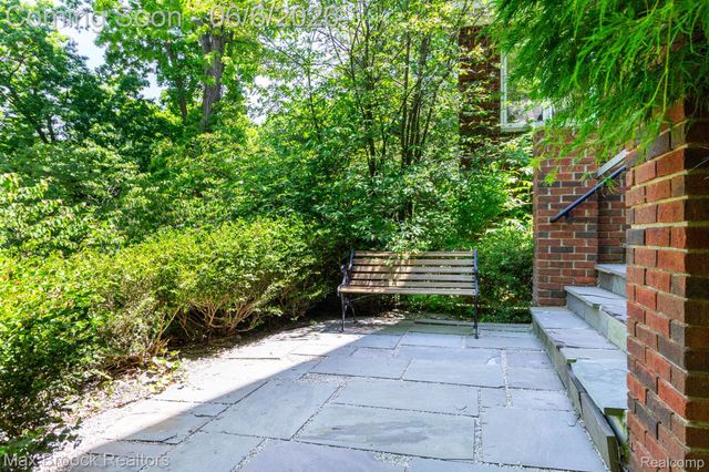 6604 College Park Drive, Springfield Charter Township, MI 48346