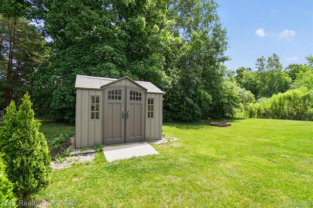 7067 Glenmeadow Court, Grand Blanc Charter Township, MI 48439