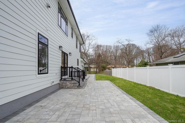 11 Edcris Lane, Huntington, NY 11743