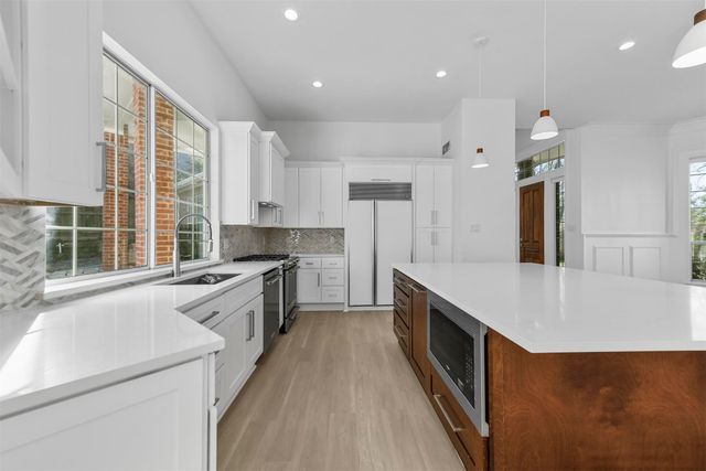 401 Leigh Court, Highland Village, TX 75077