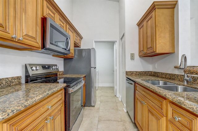 708 SECRET HARBOR UNIT 204 LANE 204, Lake Mary, FL 32746