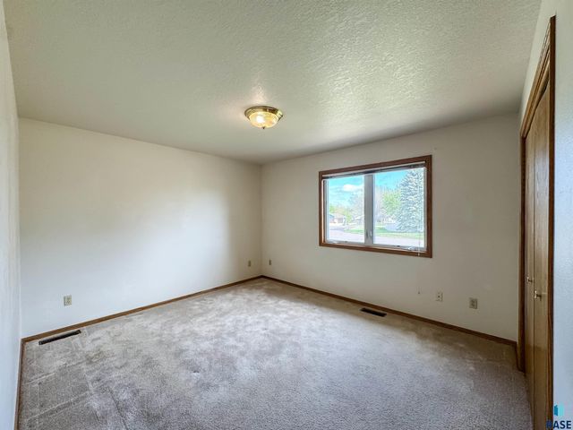 6413 W Hillary Dr Drive, Sioux Falls, SD 57106