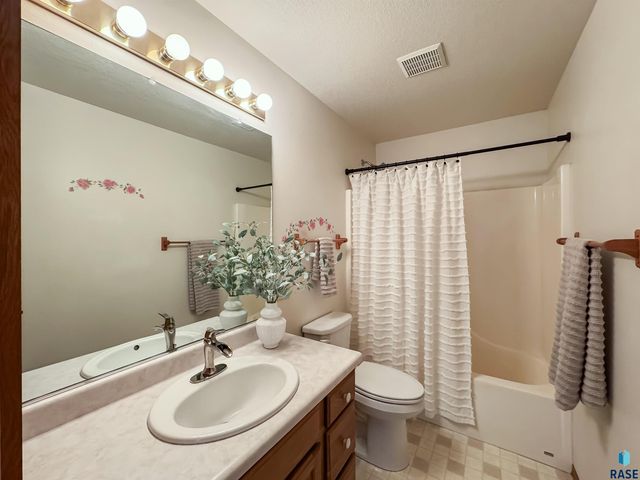 6413 W Hillary Dr Drive, Sioux Falls, SD 57106