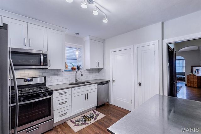5425 Pernod Avenue, St Louis, MO 63139