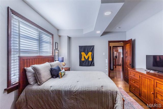 5425 Pernod Avenue, St Louis, MO 63139