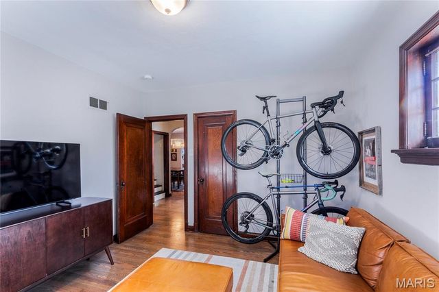 5425 Pernod Avenue, St Louis, MO 63139