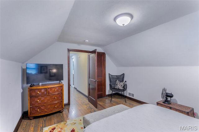 5425 Pernod Avenue, St Louis, MO 63139