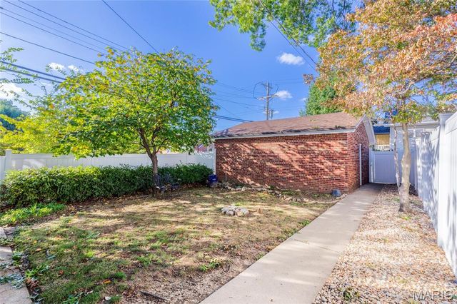5425 Pernod Avenue, St Louis, MO 63139