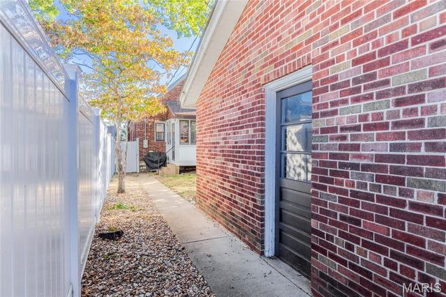 5425 Pernod Avenue, St Louis, MO 63139