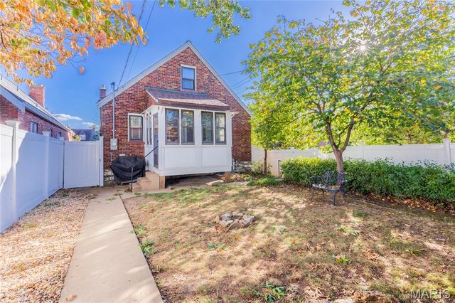 5425 Pernod Avenue, St Louis, MO 63139