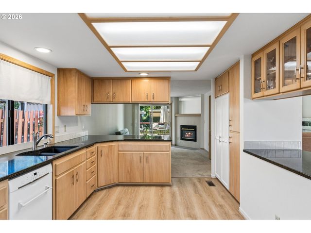 15820 Ne SAN RAFAEL St, Portland, OR 97230