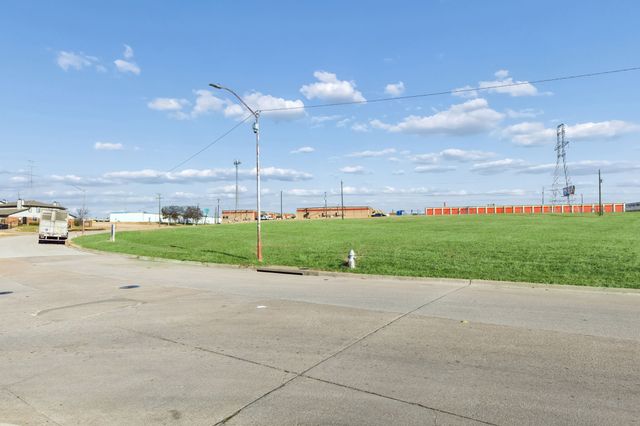 8800 Calmont Avenue, Fort Worth, TX 76116