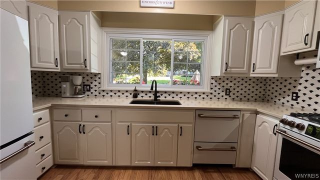 16 Parker Drive, Pittsford, NY 14534