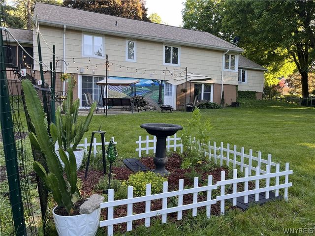 16 Parker Drive, Pittsford, NY 14534
