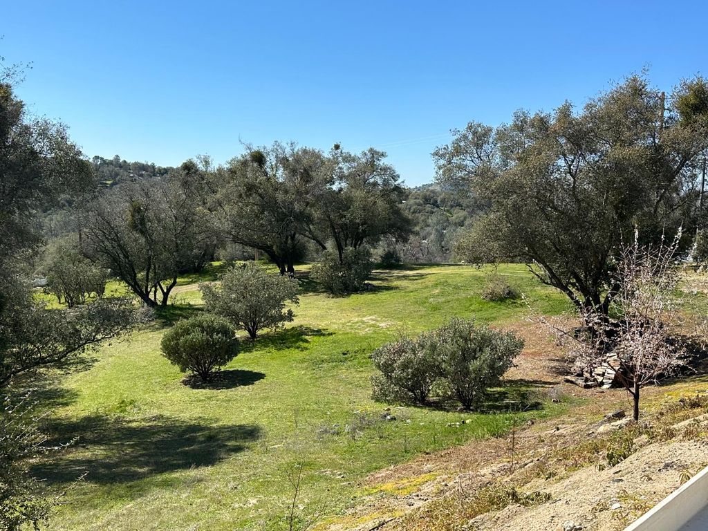 Image 25 of property listing at 32003 Shah Court, Coarsegold, CA 93614