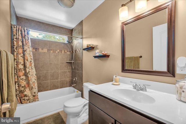 11 EVERGREEN RD, Mount Laurel, NJ 08054