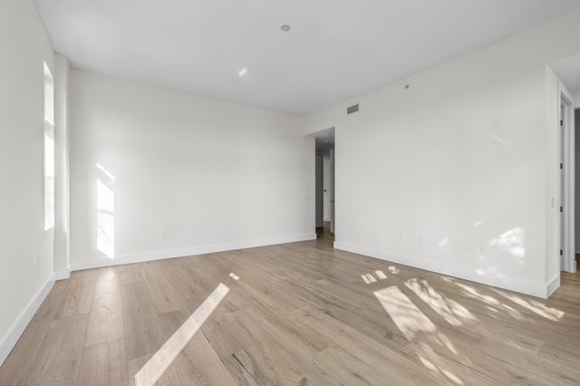 184 Lake Drive 4301, Palm Beach Shores, FL 33404