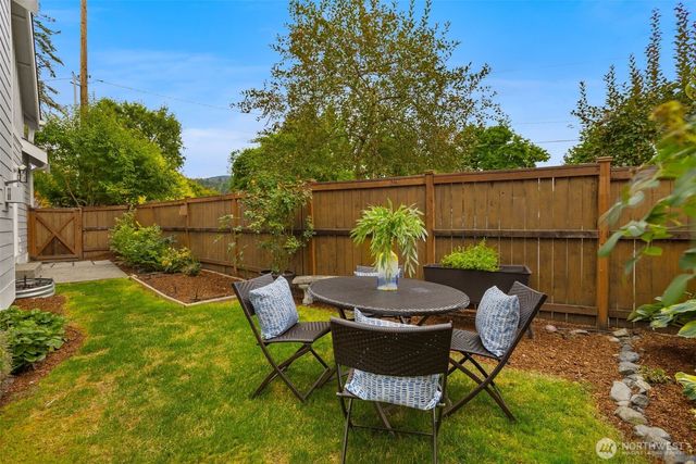 221 1st Place NE, Issaquah, WA 98027