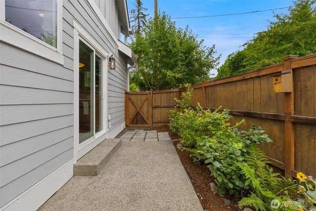 221 1st Place NE, Issaquah, WA 98027