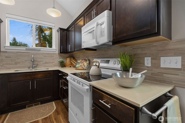 221 1st Place NE, Issaquah, WA 98027