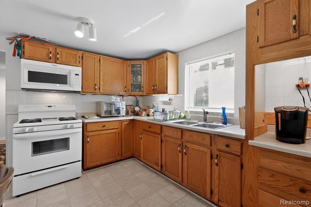 128 Front Drive, Whitmore Lake, MI 48189