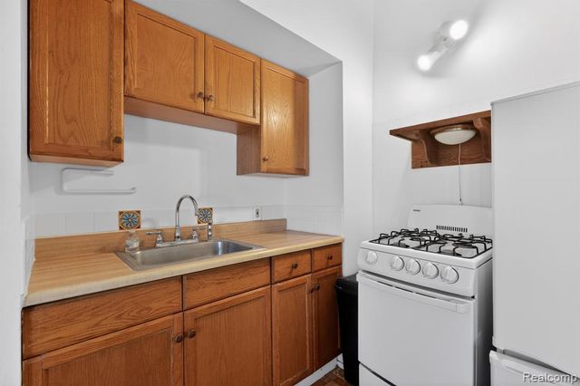 128 Front Drive, Whitmore Lake, MI 48189