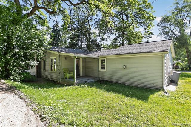 128 Front Drive, Whitmore Lake, MI 48189