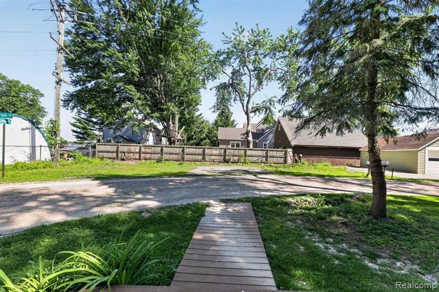 128 Front Drive, Whitmore Lake, MI 48189