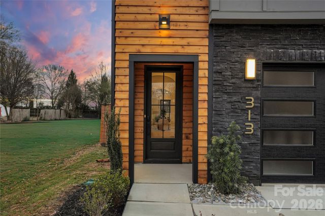 313 E Peterson Drive, Charlotte, NC 28217