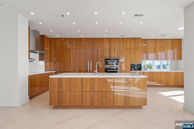 100 Carlyle Drive VP6, Cliffside Park, NJ 07010