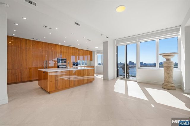100 Carlyle Drive VP6, Cliffside Park, NJ 07010