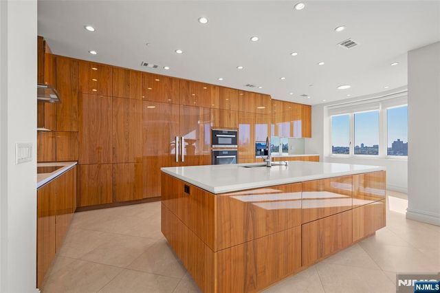 100 Carlyle Drive VP6, Cliffside Park, NJ 07010