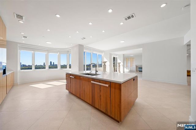 100 Carlyle Drive VP6, Cliffside Park, NJ 07010
