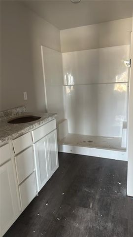 473 Rock Creek Drive, Tonganoxie, KS 66086