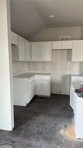 473 Rock Creek Drive, Tonganoxie, KS 66086