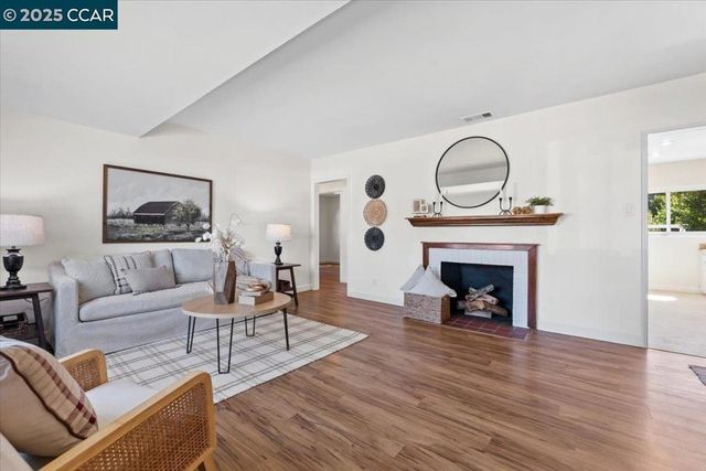 1340 Peach Pl, Concord, CA 94518