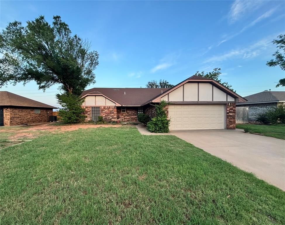 Image 1 of property listing at 1620 E Ridgeway Street, Weatherford, OK 73096