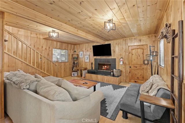 317 Moreno, Sugarloaf, CA 92386