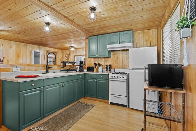 317 Moreno, Sugarloaf, CA 92386