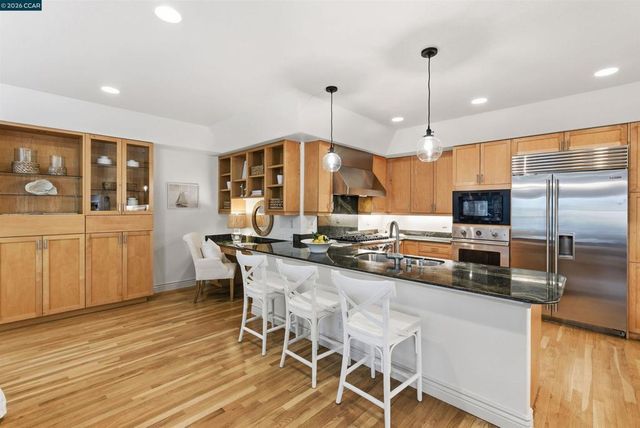 82 Sleepy Hollow Ln, Orinda, CA 94563