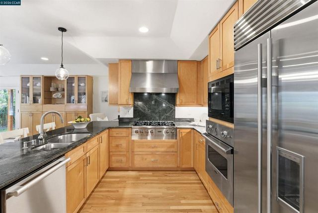 82 Sleepy Hollow Ln, Orinda, CA 94563