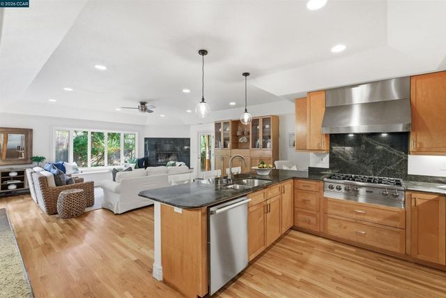 82 Sleepy Hollow Ln, Orinda, CA 94563