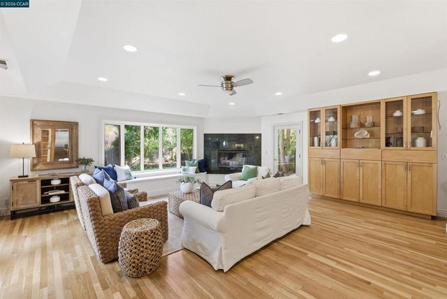 82 Sleepy Hollow Ln, Orinda, CA 94563
