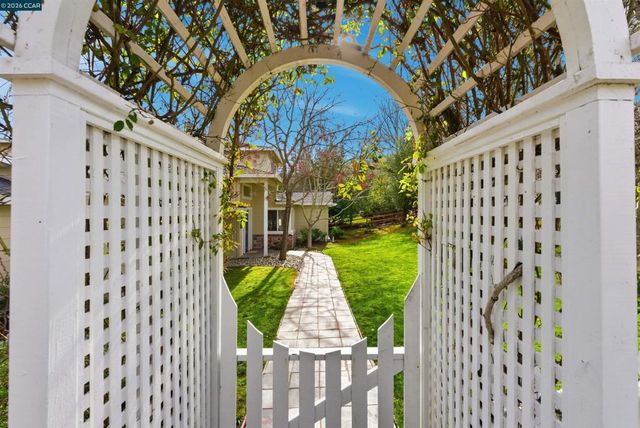 82 Sleepy Hollow Ln, Orinda, CA 94563