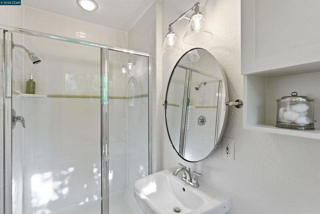 82 Sleepy Hollow Ln, Orinda, CA 94563