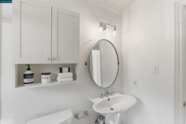 82 Sleepy Hollow Ln, Orinda, CA 94563