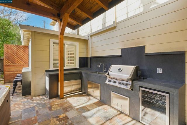 82 Sleepy Hollow Ln, Orinda, CA 94563