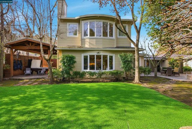 82 Sleepy Hollow Ln, Orinda, CA 94563