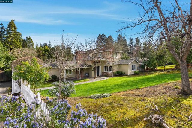 82 Sleepy Hollow Ln, Orinda, CA 94563