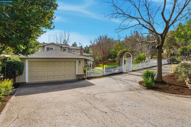 82 Sleepy Hollow Ln, Orinda, CA 94563